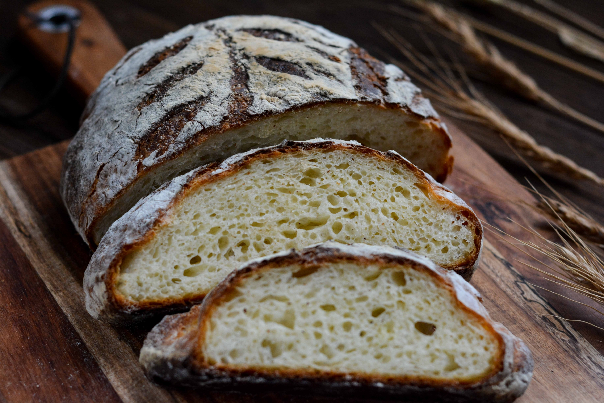 这面包外脆内软，无需揉面，低温冷藏发酵，外形口感跟欧包有一拼