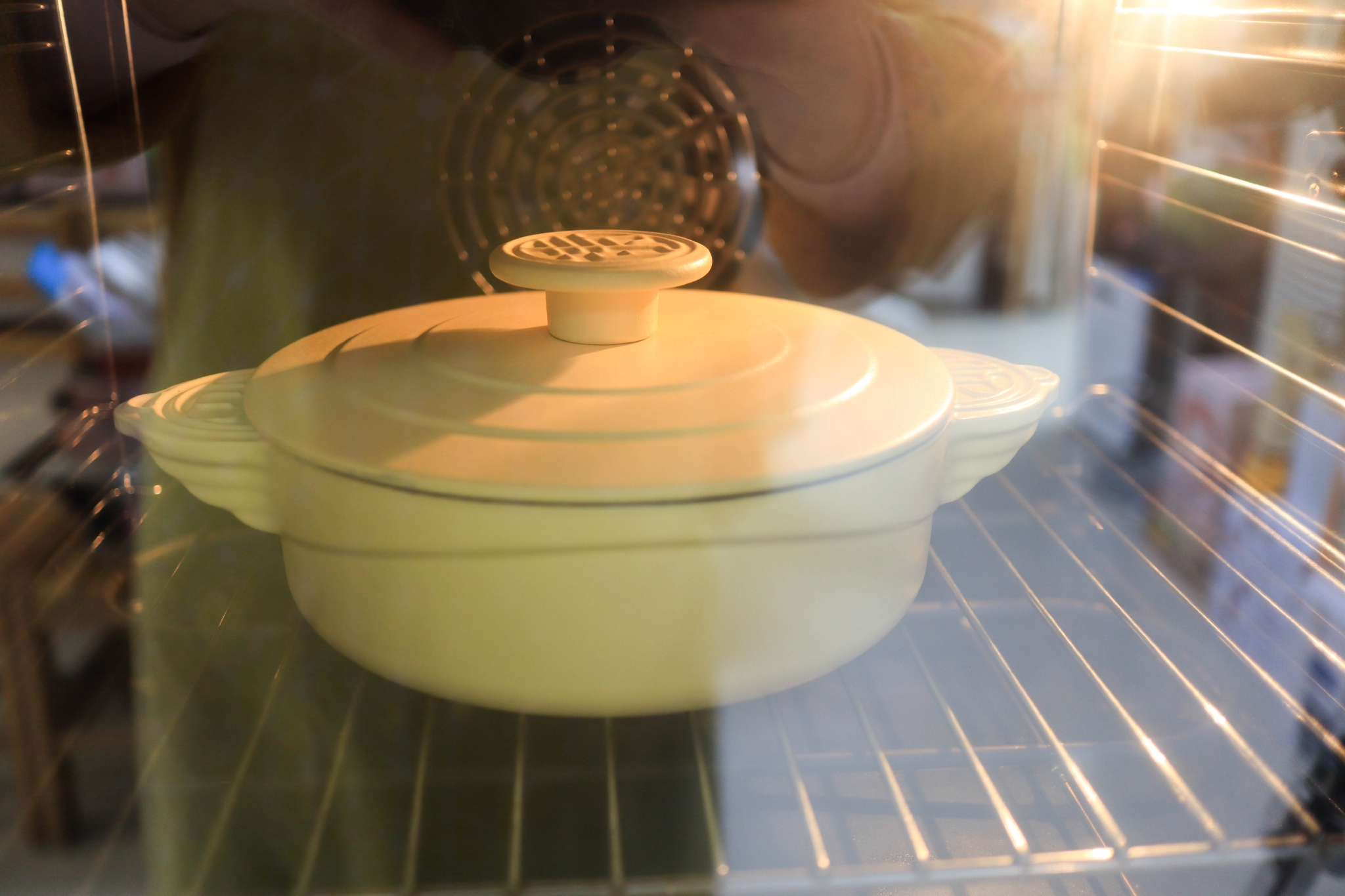 这面包外脆内软，无需揉面，低温冷藏发酵，外形口感跟欧包有一拼