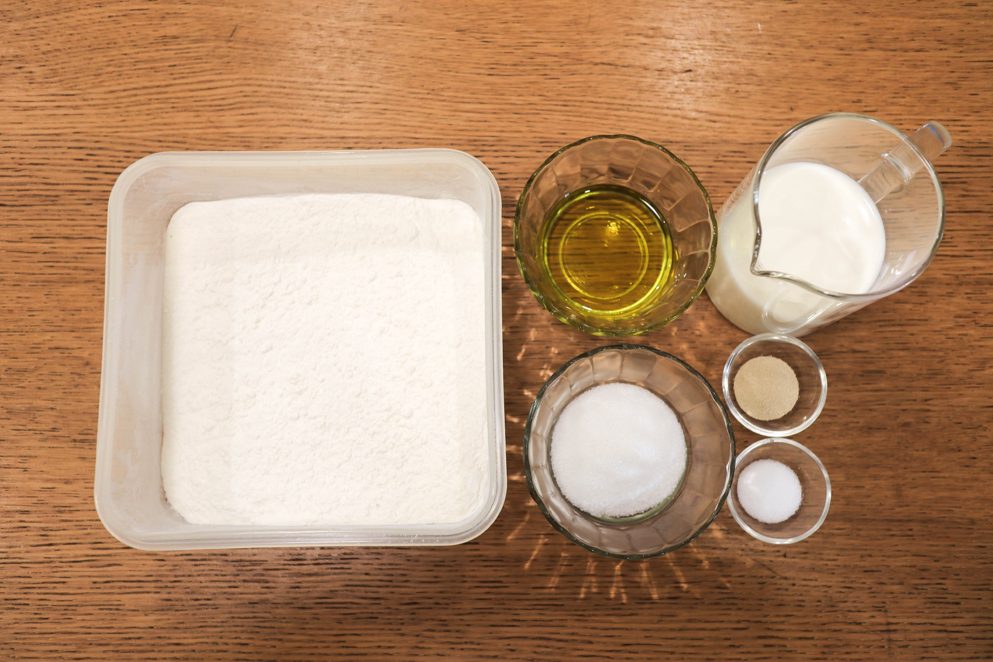 这面包外脆内软，无需揉面，低温冷藏发酵，外形口感跟欧包有一拼