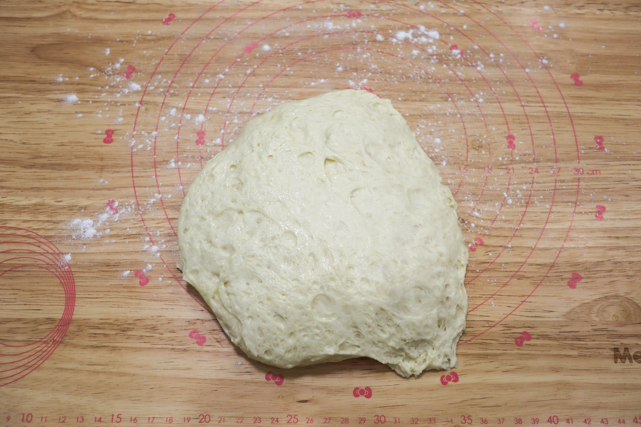 这面包外脆内软，无需揉面，低温冷藏发酵，外形口感跟欧包有一拼