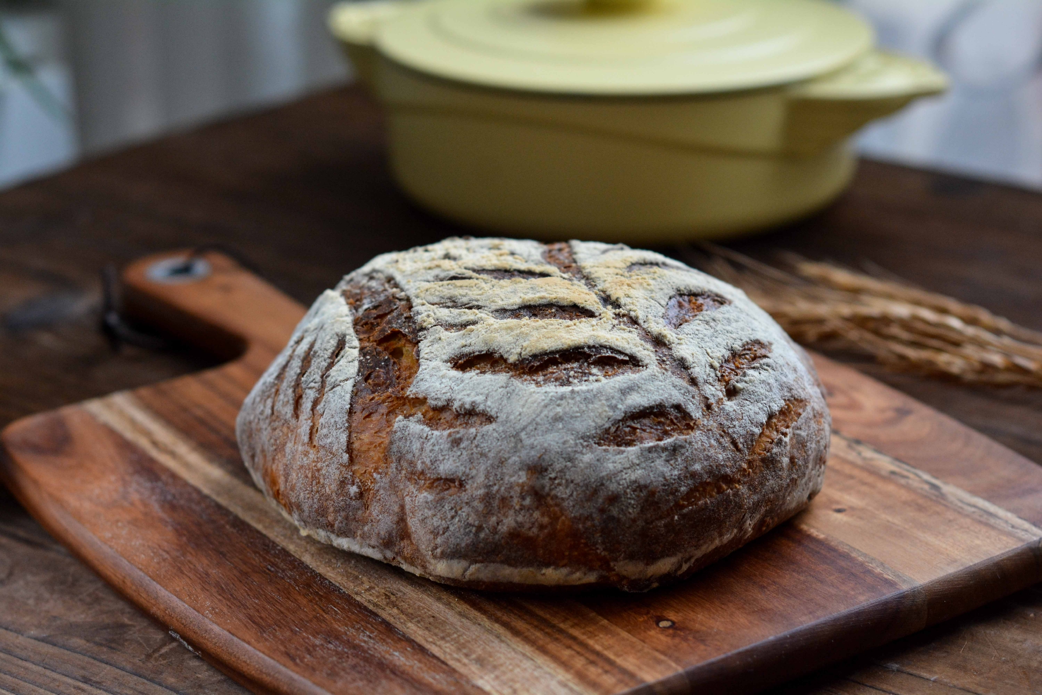 这面包外脆内软，无需揉面，低温冷藏发酵，外形口感跟欧包有一拼