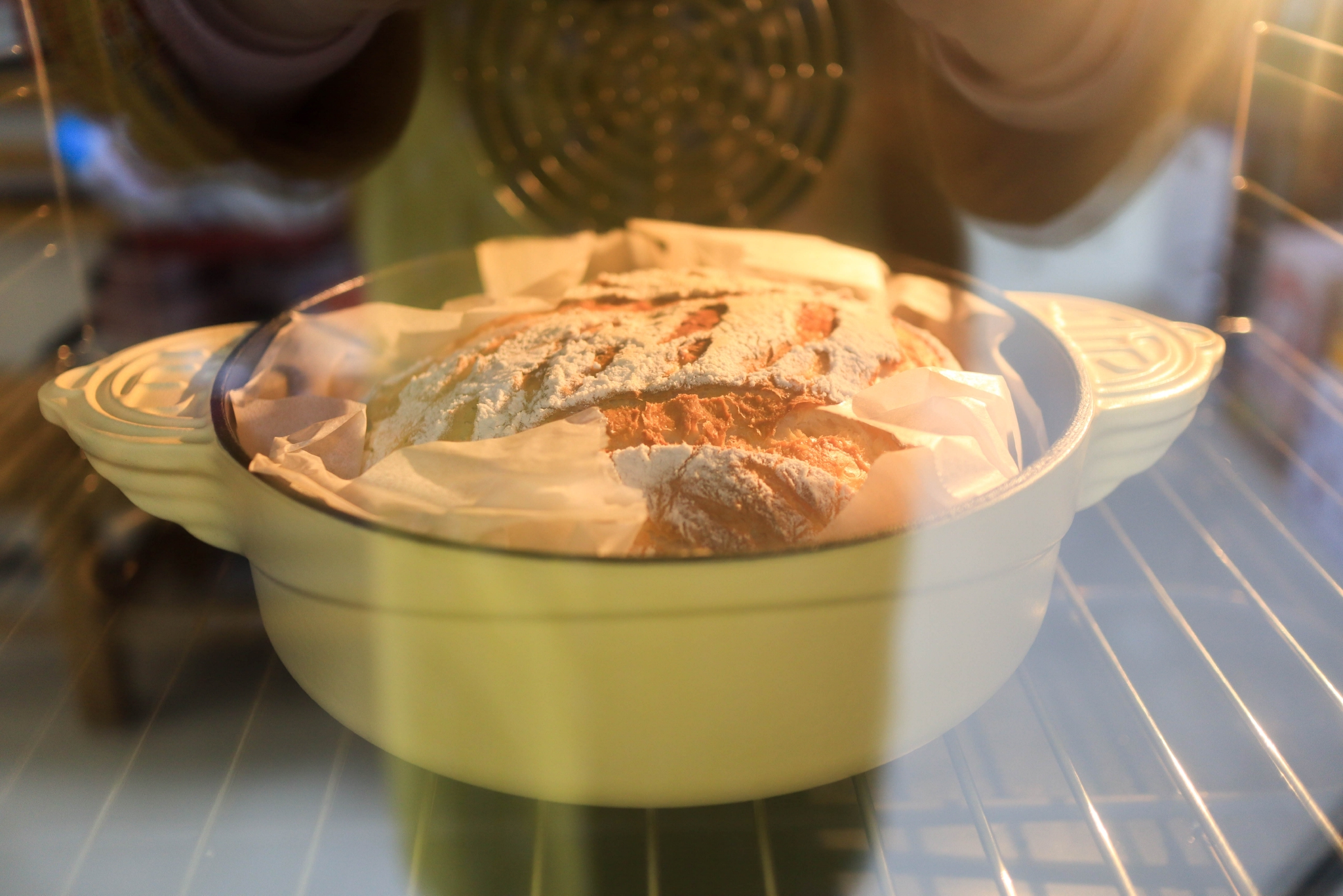 这面包外脆内软，无需揉面，低温冷藏发酵，外形口感跟欧包有一拼