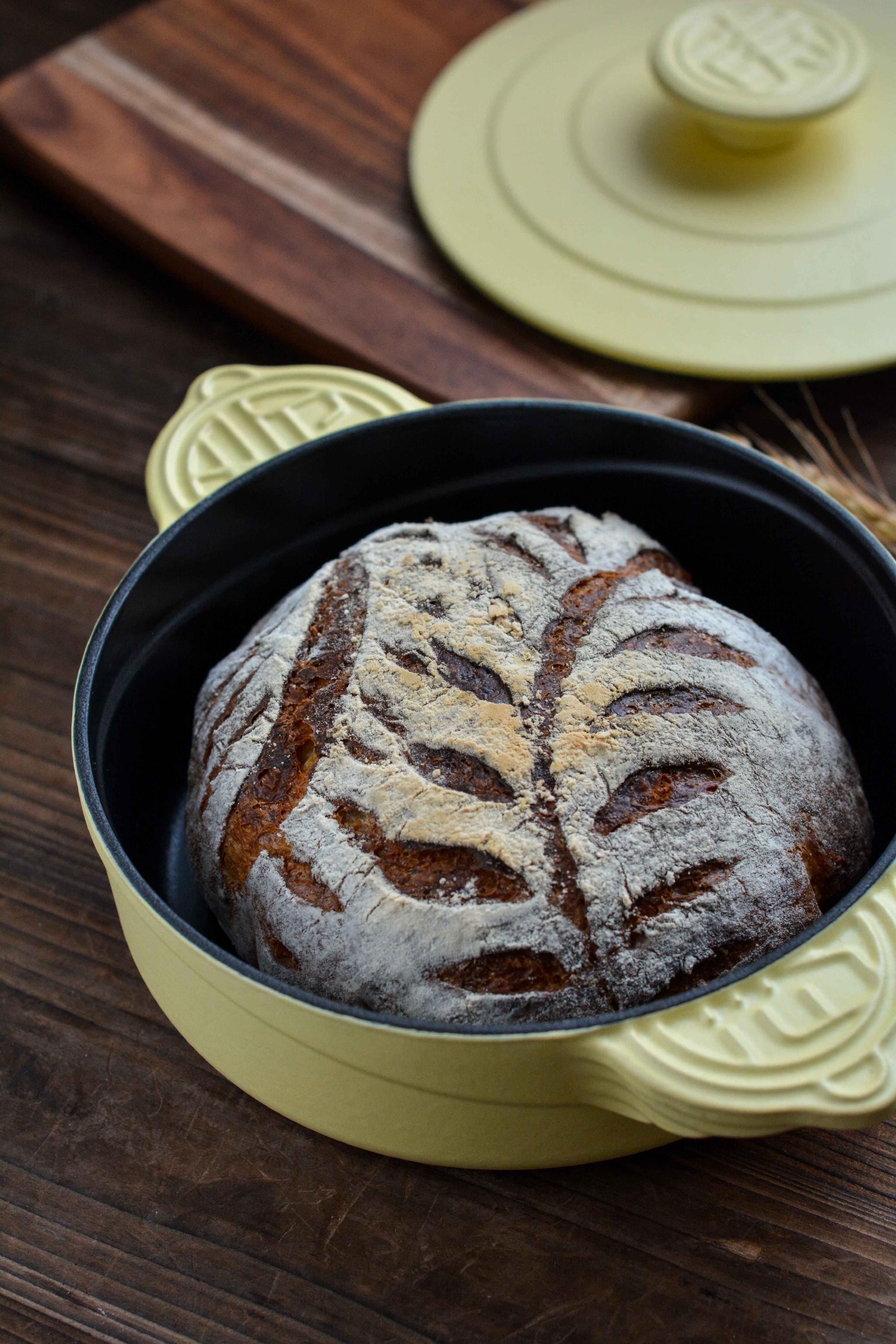这面包外脆内软，无需揉面，低温冷藏发酵，外形口感跟欧包有一拼