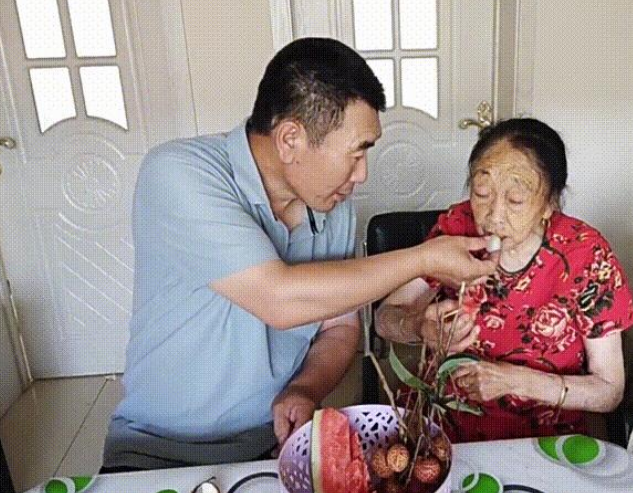84岁马玉琴和52岁李玉成,老妻少夫26年,如今疑似感情出现危机休闲区蓝鸢梦想 - Www.slyday.coM 84岁马玉琴和52岁李玉成,老妻少夫26年,如今疑似感情出现危机休闲区蓝鸢梦想 - Www.slyday.coM