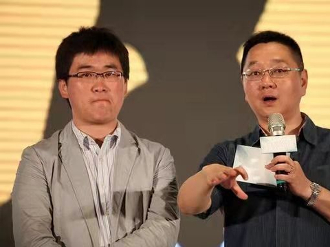 小羽毛离开姜涛后换炒作套路:一边晒豪车,一边蹭大衣哥流量