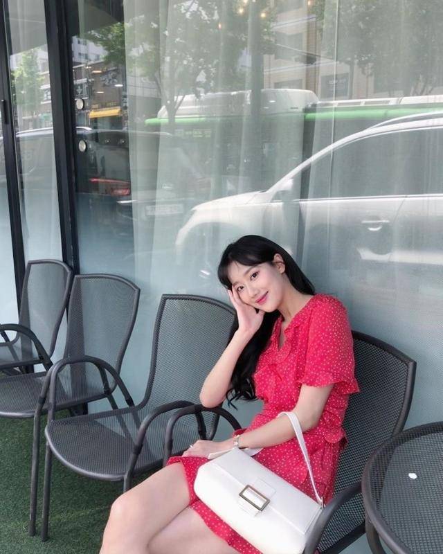 李娜恩夏日穿搭太少女！粉红衣裙甜美减龄，不愧是<a href=