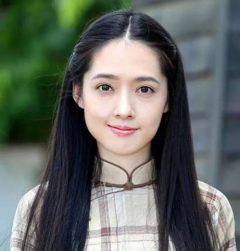 五官好看，“吃亏”在脸上，热巴脸颊凹陷，鞠婧祎颧骨突出