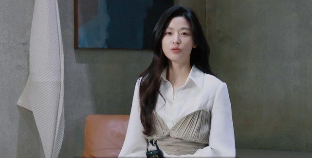 45岁崔智友抱着女儿跳弹精品传奇游戏床,头发凌乱不施脂粉为孩子卸下明星光环