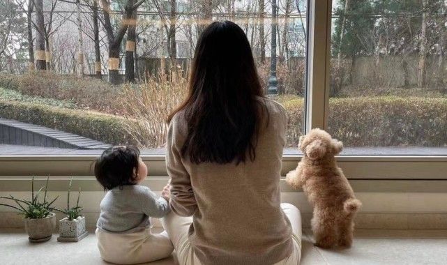 45岁崔智友抱着女儿跳弹精品传奇游戏床,头发凌乱不施脂粉为孩子卸下明星光环