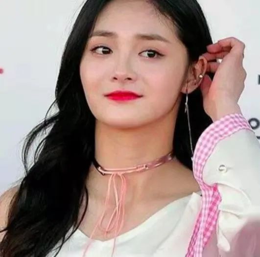 五官好看，“吃亏”在脸上，热巴脸颊凹陷，鞠婧祎颧骨突出