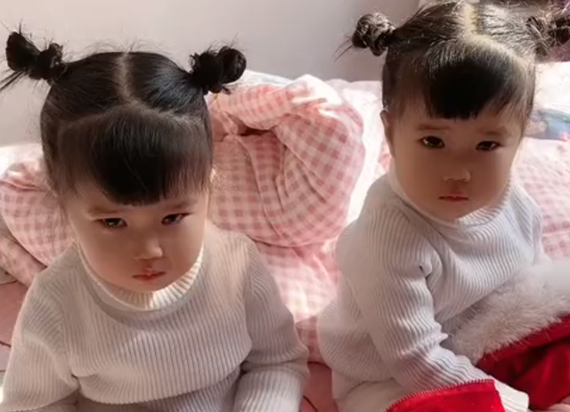 两岁双胞胎姐妹为抢同一件衣服打架，妈妈看到以后忍无可忍了