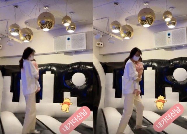 45岁崔智友抱着女儿跳弹精品传奇游戏床,头发凌乱不施脂粉为孩子卸下明星光环