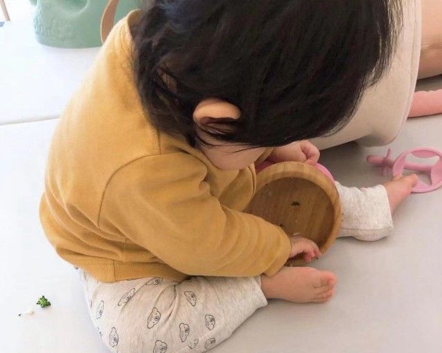 45岁崔智友抱着女儿跳弹精品传奇游戏床,头发凌乱不施脂粉为孩子卸下明星光环