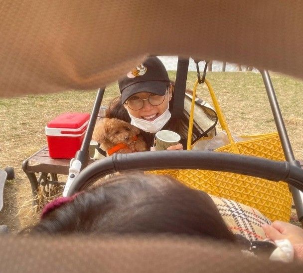 45岁崔智友抱着女儿跳弹精品传奇游戏床,头发凌乱不施脂粉为孩子卸下明星光环