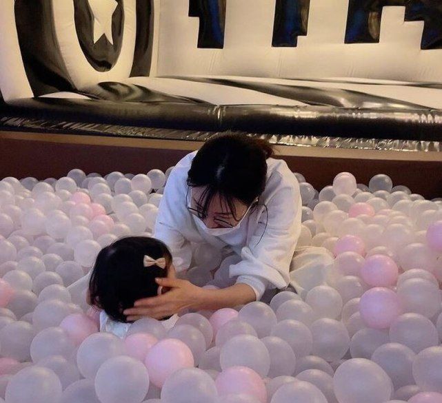 45岁崔智友抱着女儿跳弹精品传奇游戏床,头发凌乱不施脂粉为孩子卸下明星光环