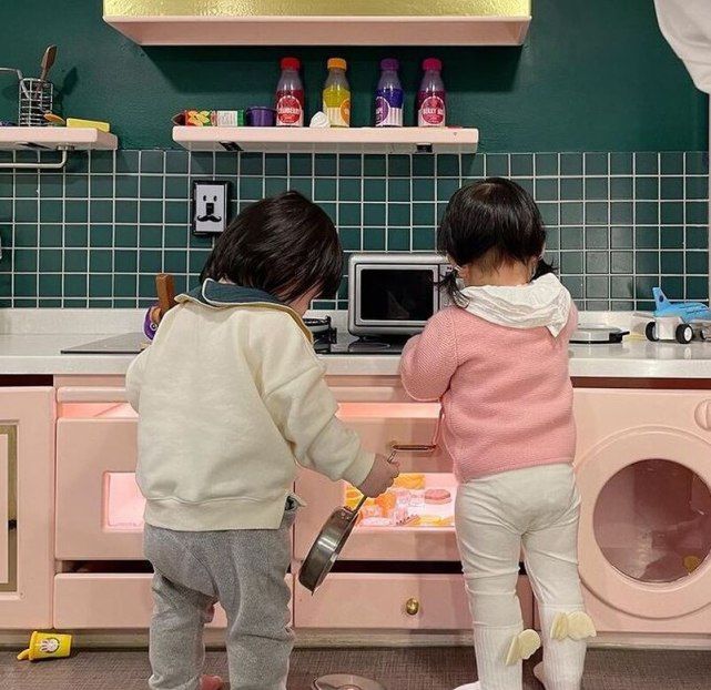 45岁崔智友抱着女儿跳弹精品传奇游戏床,头发凌乱不施脂粉为孩子卸下明星光环