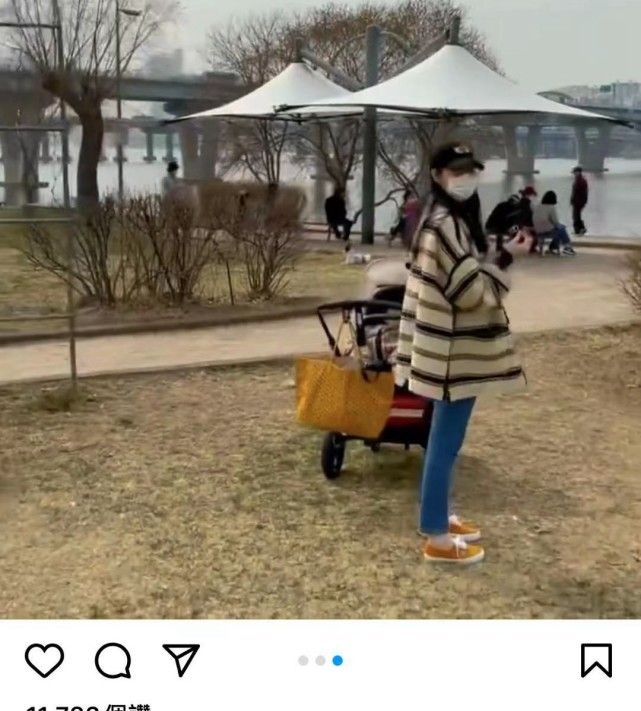 45岁崔智友抱着女儿跳弹精品传奇游戏床,头发凌乱不施脂粉为孩子卸下明星光环