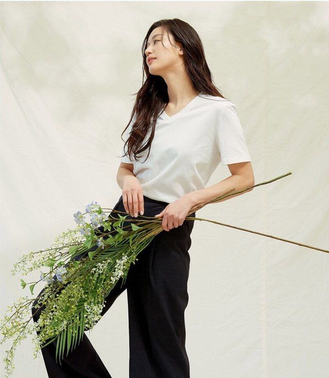 45岁崔智友抱着女儿跳弹精品传奇游戏床,头发凌乱不施脂粉为孩子卸下明星光环