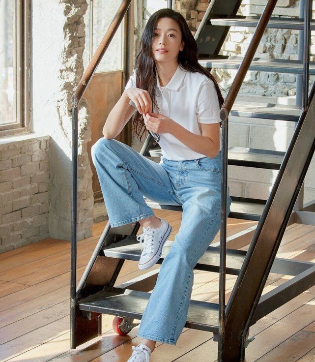 45岁崔智友抱着女儿跳弹精品传奇游戏床,头发凌乱不施脂粉为孩子卸下明星光环