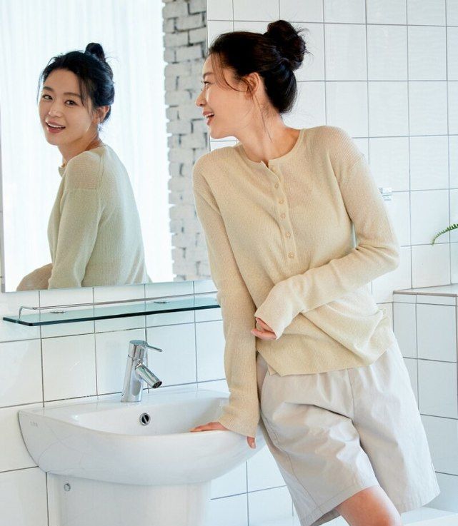 45岁崔智友抱着女儿跳弹精品传奇游戏床,头发凌乱不施脂粉为孩子卸下明星光环