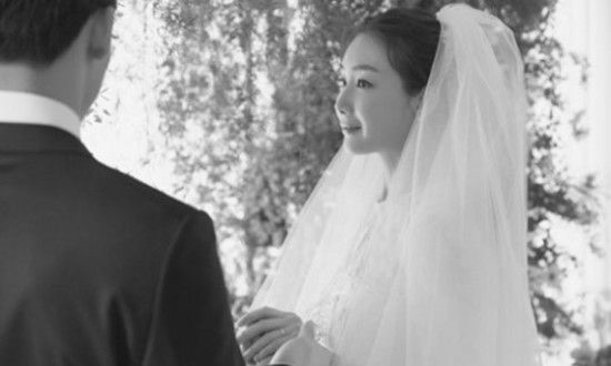 45岁崔智友抱着女儿跳弹精品传奇游戏床,头发凌乱不施脂粉为孩子卸下明星光环