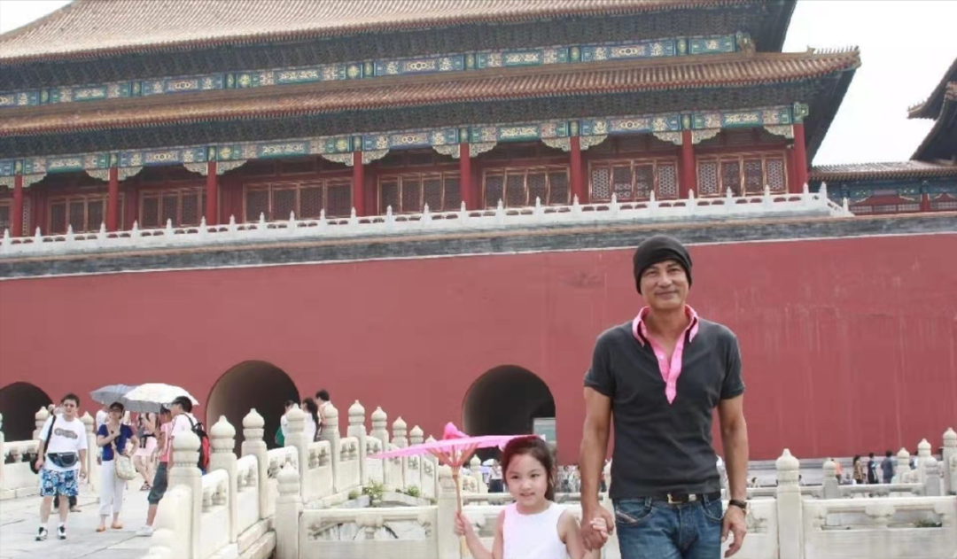 贺影帝爸爸67岁生日在!香港星二代晒儿时合照,拥逆天长腿被赞是天生超模休闲区蓝鸢梦想 - Www.slyday.coM 贺影帝爸爸67岁生日在!香港星二代晒儿时合照,拥逆天长腿被赞是天生超模休闲区蓝鸢梦想 - Www.slyday.coM