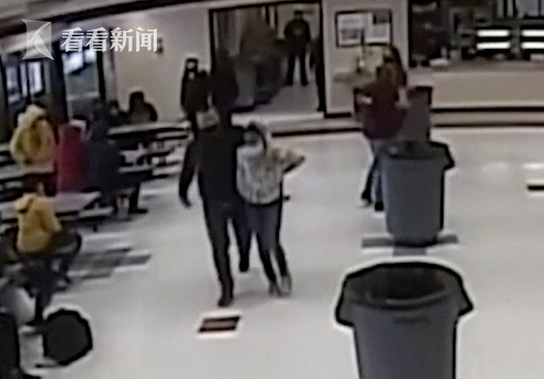 美国一学校食堂发生冲突 14岁女学生被警察跪压在地休闲区蓝鸢梦想 - Www.slyday.coM 美国一学校食堂发生冲突 14岁女学生被警察跪压在地休闲区蓝鸢梦想 - Www.slyday.coM