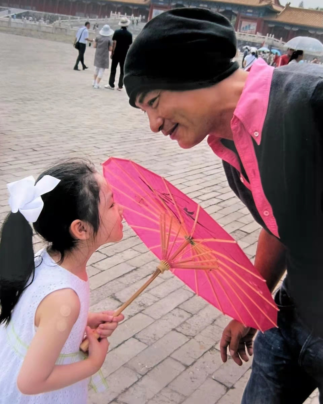 贺影帝爸爸67岁生日在!香港星二代晒儿时合照,拥逆天长腿被赞是天生超模休闲区蓝鸢梦想 - Www.slyday.coM 贺影帝爸爸67岁生日在!香港星二代晒儿时合照,拥逆天长腿被赞是天生超模休闲区蓝鸢梦想 - Www.slyday.coM