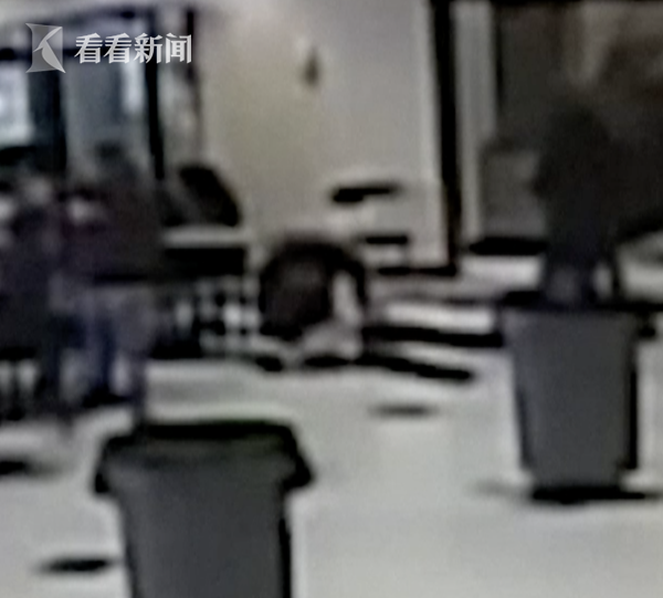 美国一学校食堂发生冲突 14岁女学生被警察跪压在地休闲区蓝鸢梦想 - Www.slyday.coM 美国一学校食堂发生冲突 14岁女学生被警察跪压在地休闲区蓝鸢梦想 - Www.slyday.coM