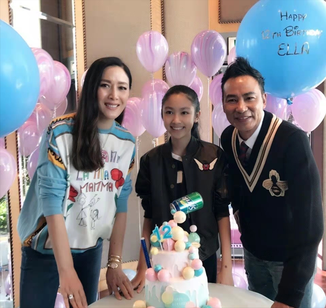 贺影帝爸爸67岁生日在!香港星二代晒儿时合照,拥逆天长腿被赞是天生超模休闲区蓝鸢梦想 - Www.slyday.coM 贺影帝爸爸67岁生日在!香港星二代晒儿时合照,拥逆天长腿被赞是天生超模休闲区蓝鸢梦想 - Www.slyday.coM