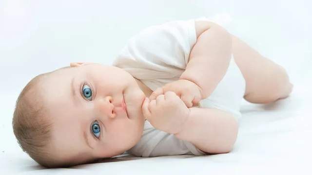 [转载]宝宝照镜子会看见“不干净”的东西吗？这个年龄段确实不建议照