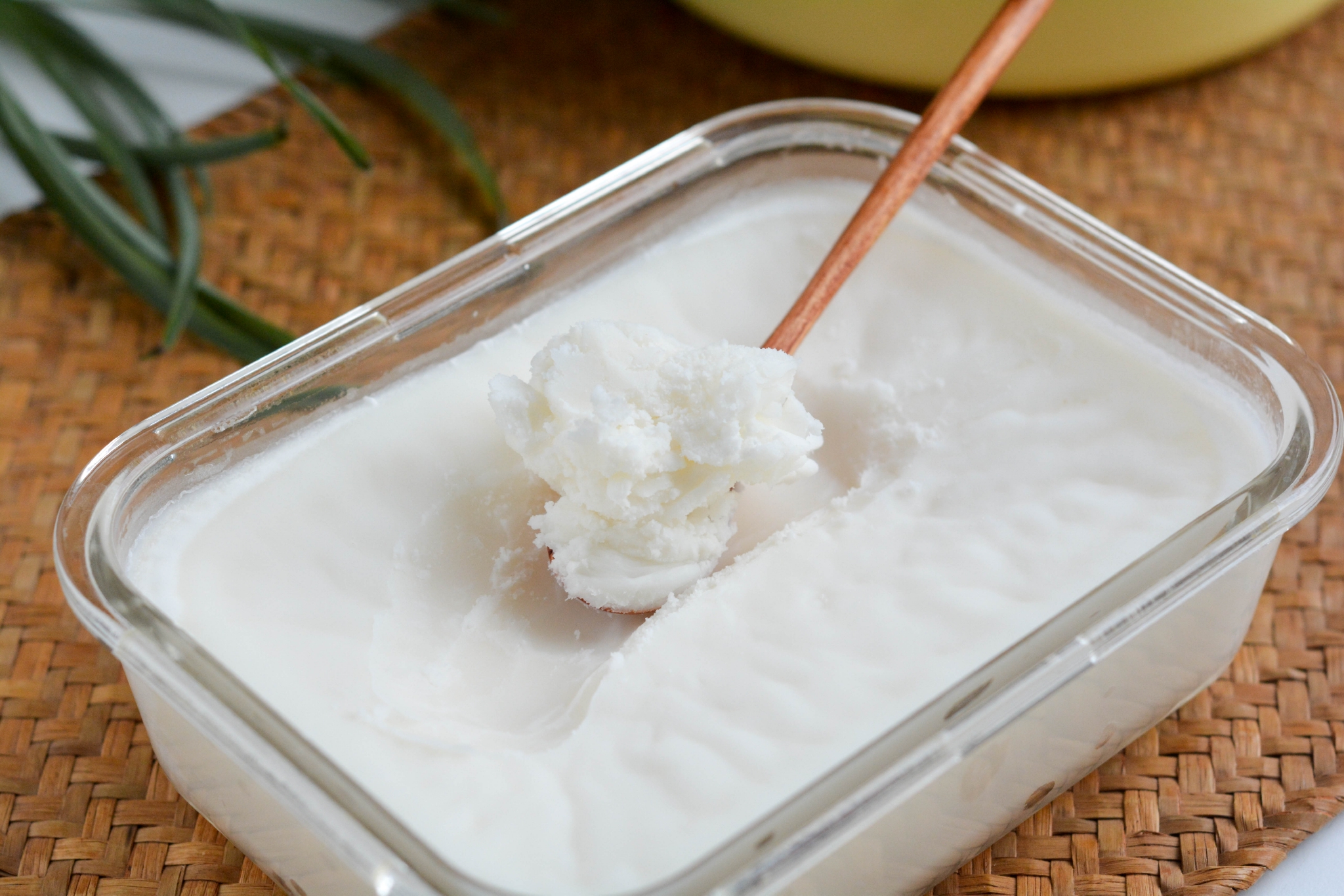 熬猪油时加半碗凉水,猪油洁白无异味,出油率倍儿高能达76% 熬猪油时加半碗凉水,猪油洁白无异味,出油率倍儿高能达76%