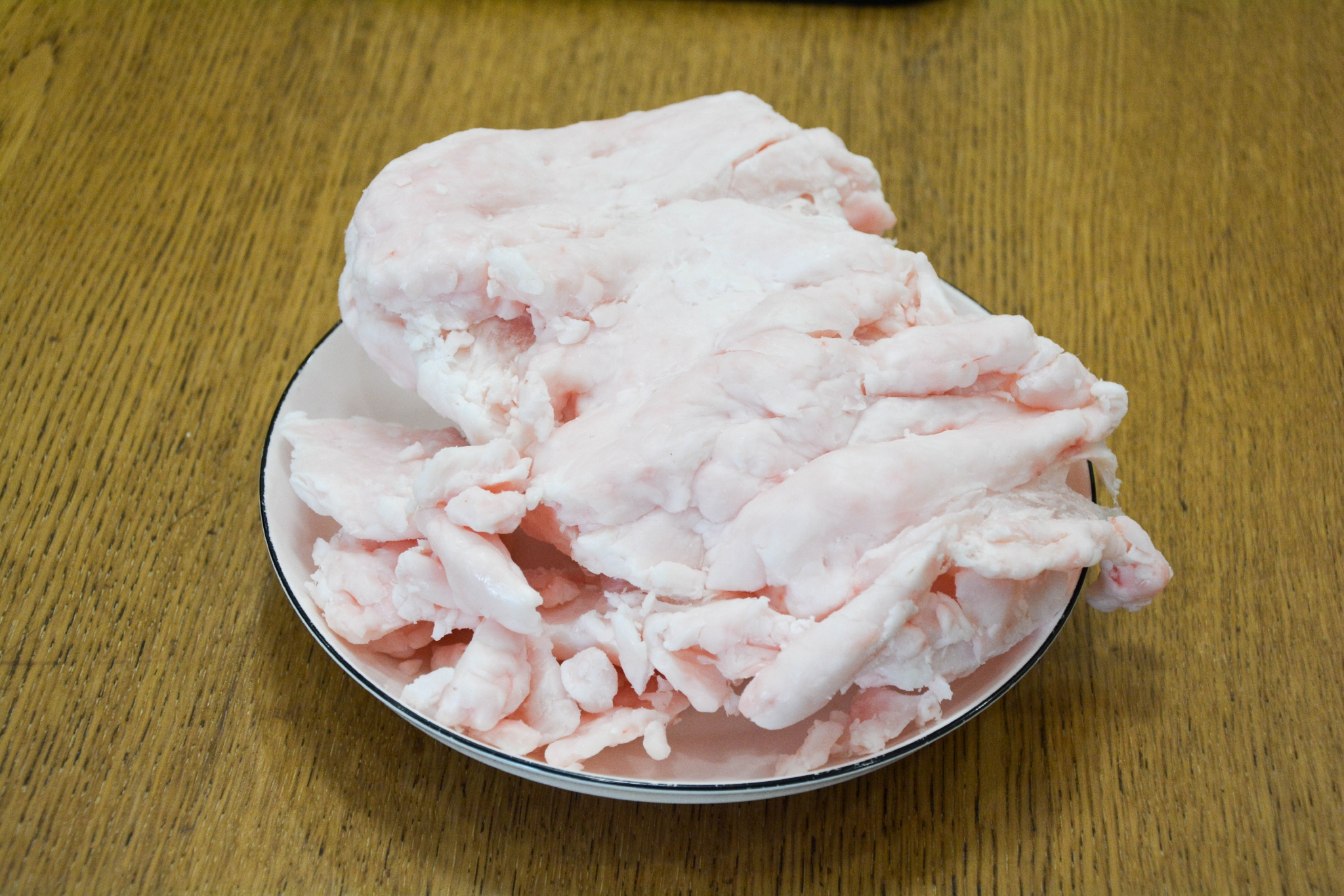 熬猪油时加半碗凉水,猪油洁白无异味,出油率倍儿高能达76% 熬猪油时加半碗凉水,猪油洁白无异味,出油率倍儿高能达76%