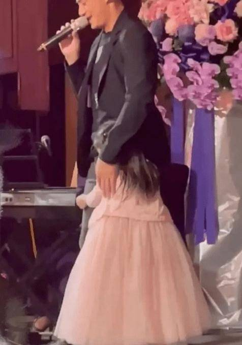 立威廉女儿被抨击相貌，霍建华女儿像老婆，吴尊女儿腿最长！