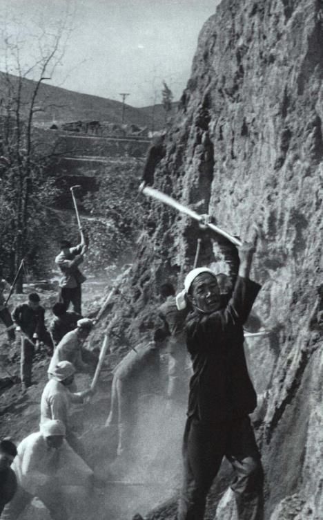 图为1971年大寨人在虎头山上建起来的稳产高产田.