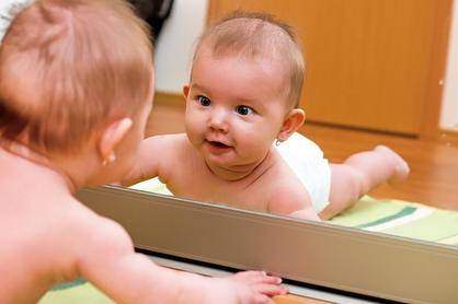 [转载]宝宝照镜子会看见“不干净”的东西吗？这个年龄段确实不建议照