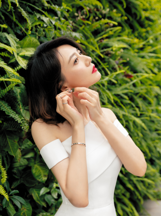 图片[1]-高圆圆穿得越简单越美，一袭纯白色长裙配大红唇，精致又优雅-沐风文化