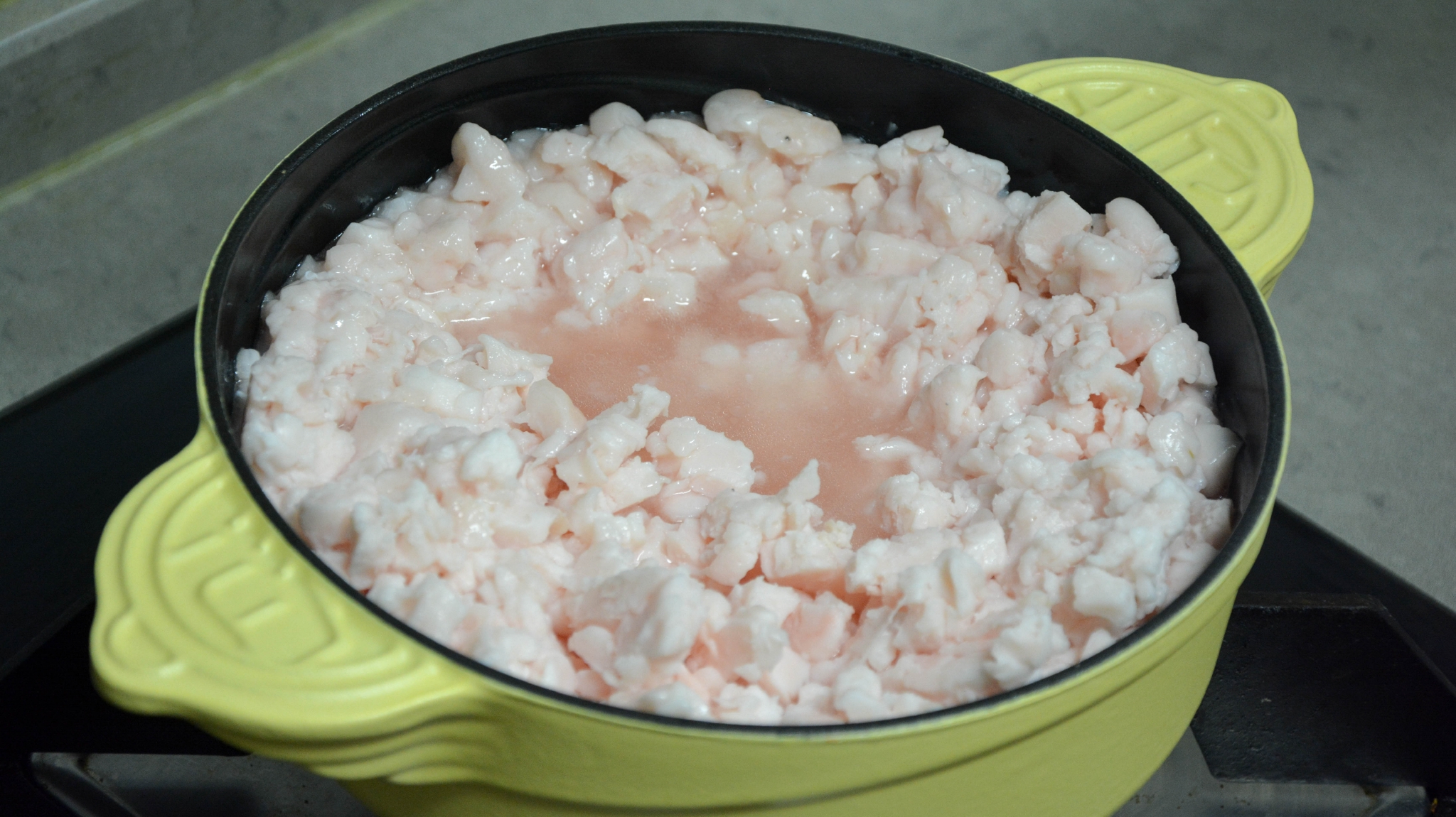 熬猪油时加半碗凉水,猪油洁白无异味,出油率倍儿高能达76% 熬猪油时加半碗凉水,猪油洁白无异味,出油率倍儿高能达76%