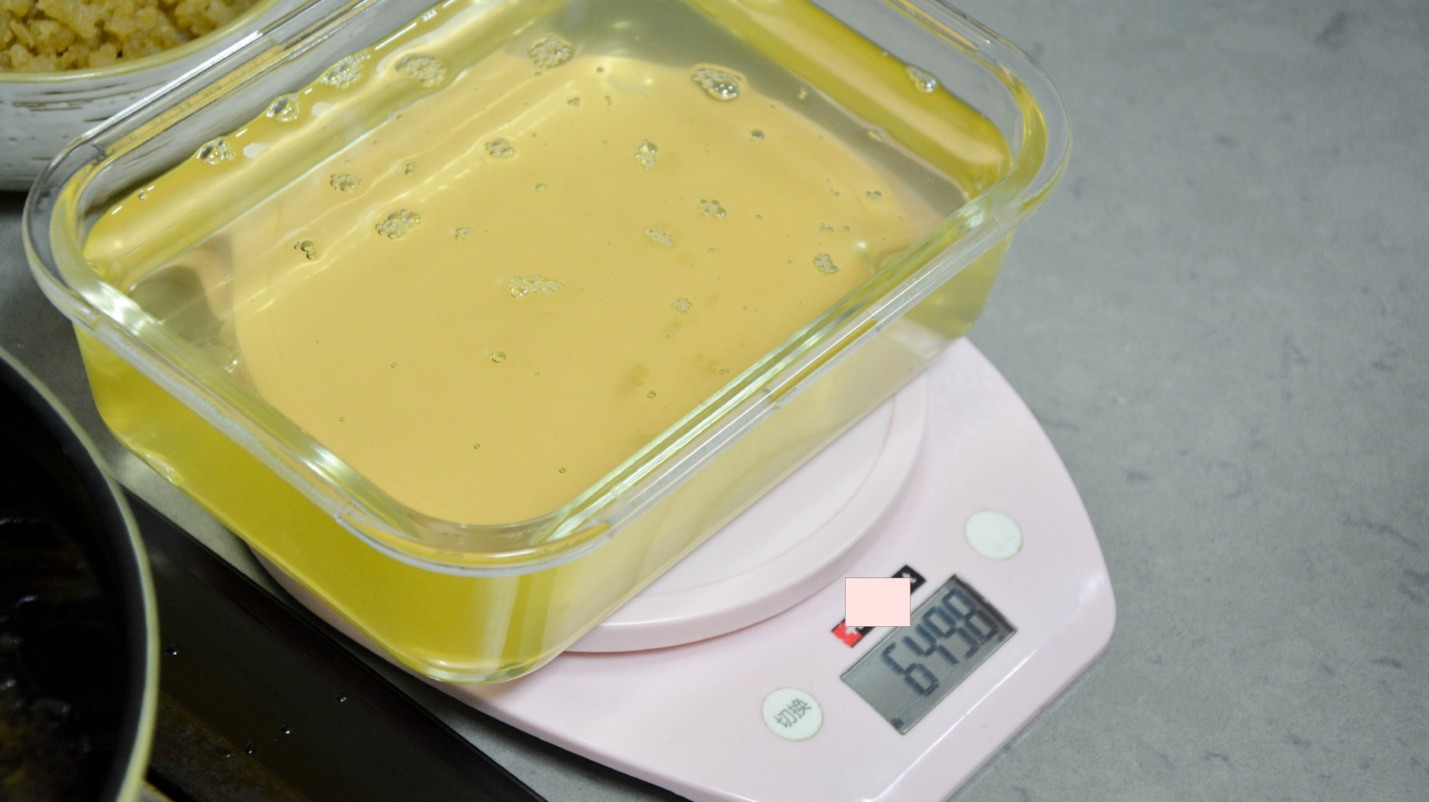 熬猪油时加半碗凉水，猪油洁白无异味，出油率倍儿高能达76%