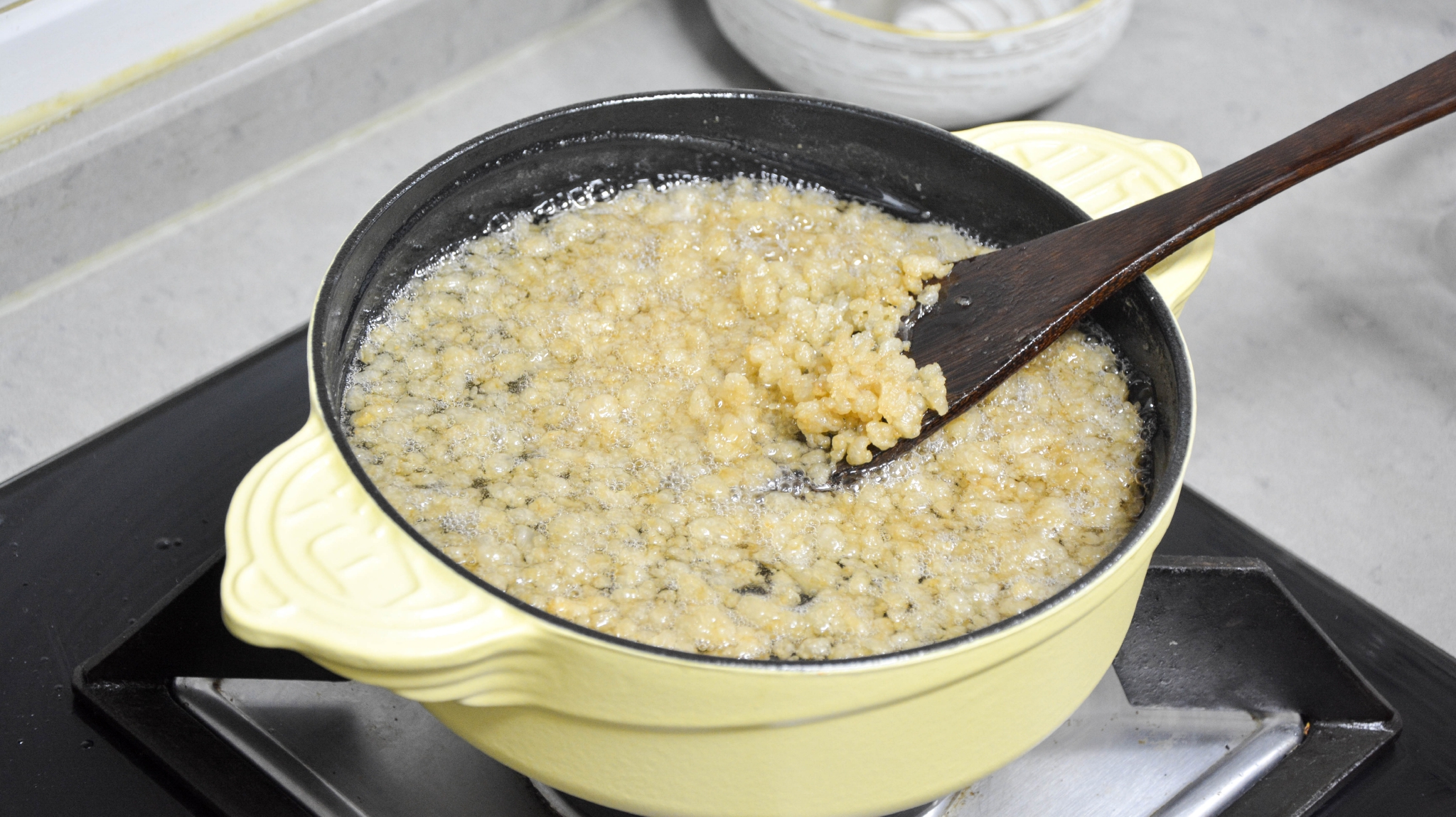 熬猪油时加半碗凉水,猪油洁白无异味,出油率倍儿高能达76% 熬猪油时加半碗凉水,猪油洁白无异味,出油率倍儿高能达76%