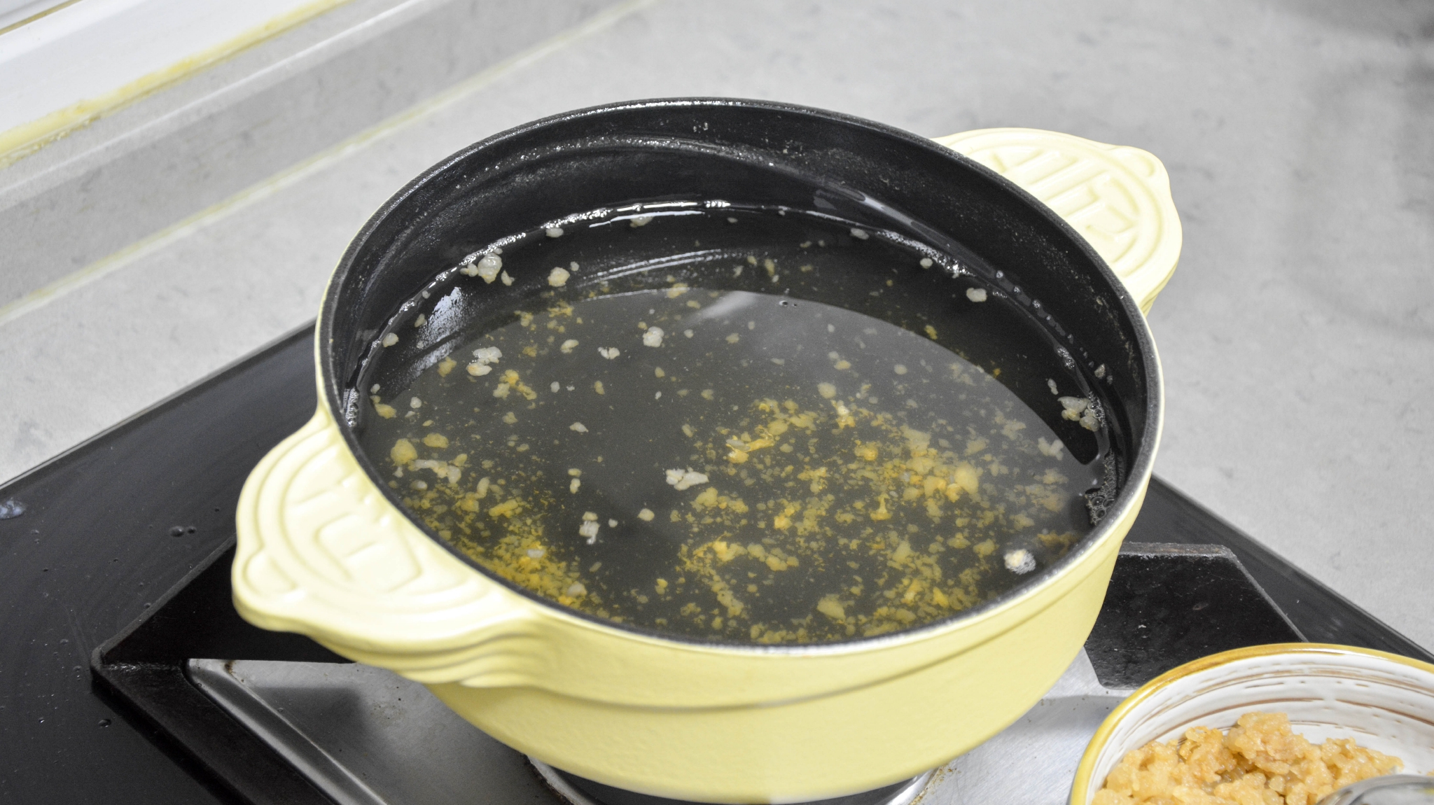 熬猪油时加半碗凉水,猪油洁白无异味,出油率倍儿高能达76% 熬猪油时加半碗凉水,猪油洁白无异味,出油率倍儿高能达76%