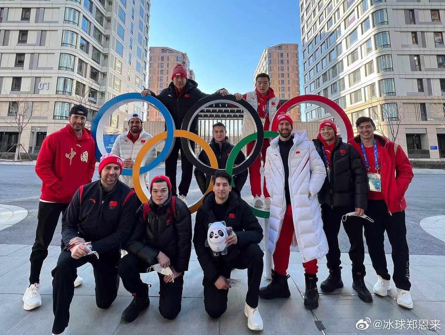 鄭恩來(一排左二)與隊友。圖片來源:鄭恩來個人微博