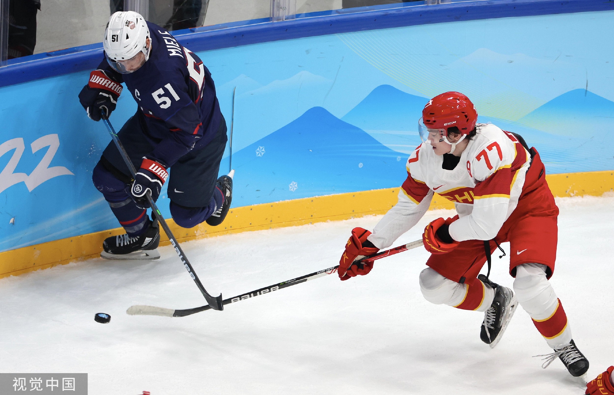 鄭恩來(右)和對手拼搶。