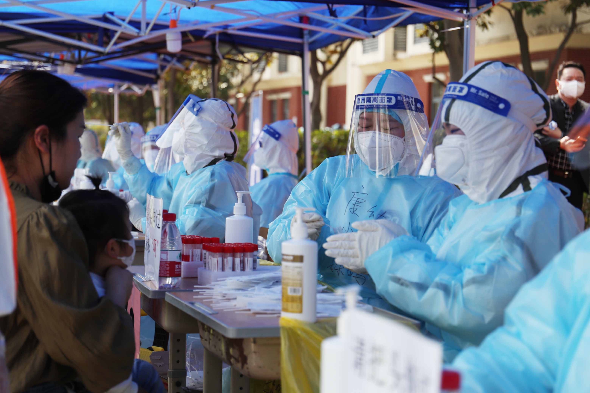 图说│4万人的特大型社区封闭筛查如何运作?上海康城多方合力破解抗疫“新题型”休闲区蓝鸢梦想 - Www.slyday.coM 图说│4万人的特大型社区封闭筛查如何运作?上海康城多方合力破解抗疫“新题型”休闲区蓝鸢梦想 - Www.slyday.coM