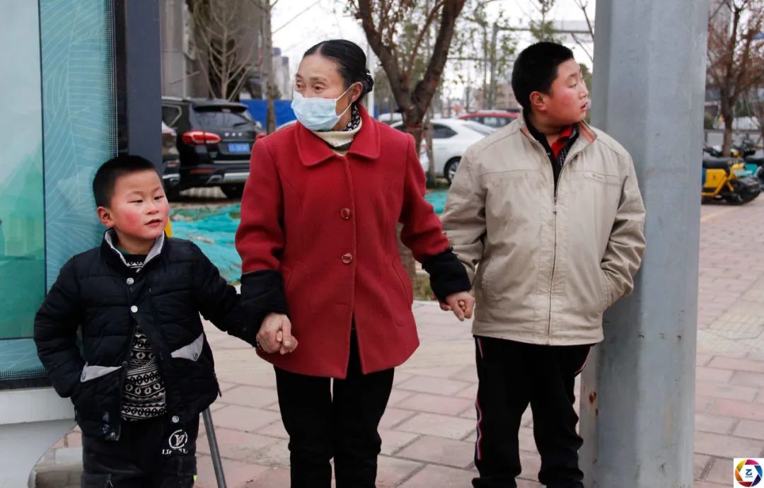 两个孩子患相同的病，吓跑了妈妈，爸爸玩失踪，可怜了残疾的奶奶