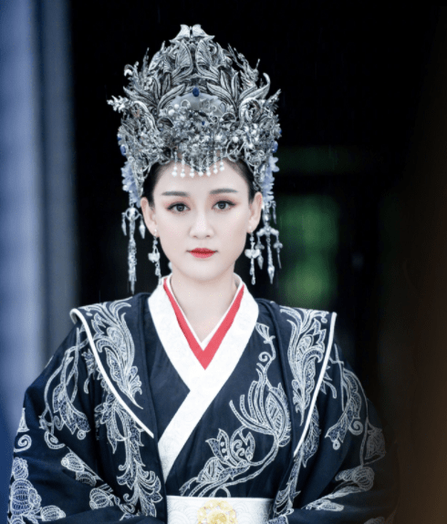 有种“造型”叫扮演皇后，迪丽热巴贵气，唐嫣霸气，陈乔恩优雅！