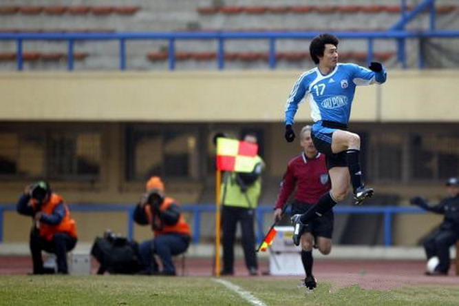 大连足球史上今天:2006年亚冠邹捷世界波!大连实德1比0全北现代 大连足球史上今天:2006年亚冠邹捷世界波!大连实德1比0全北现代