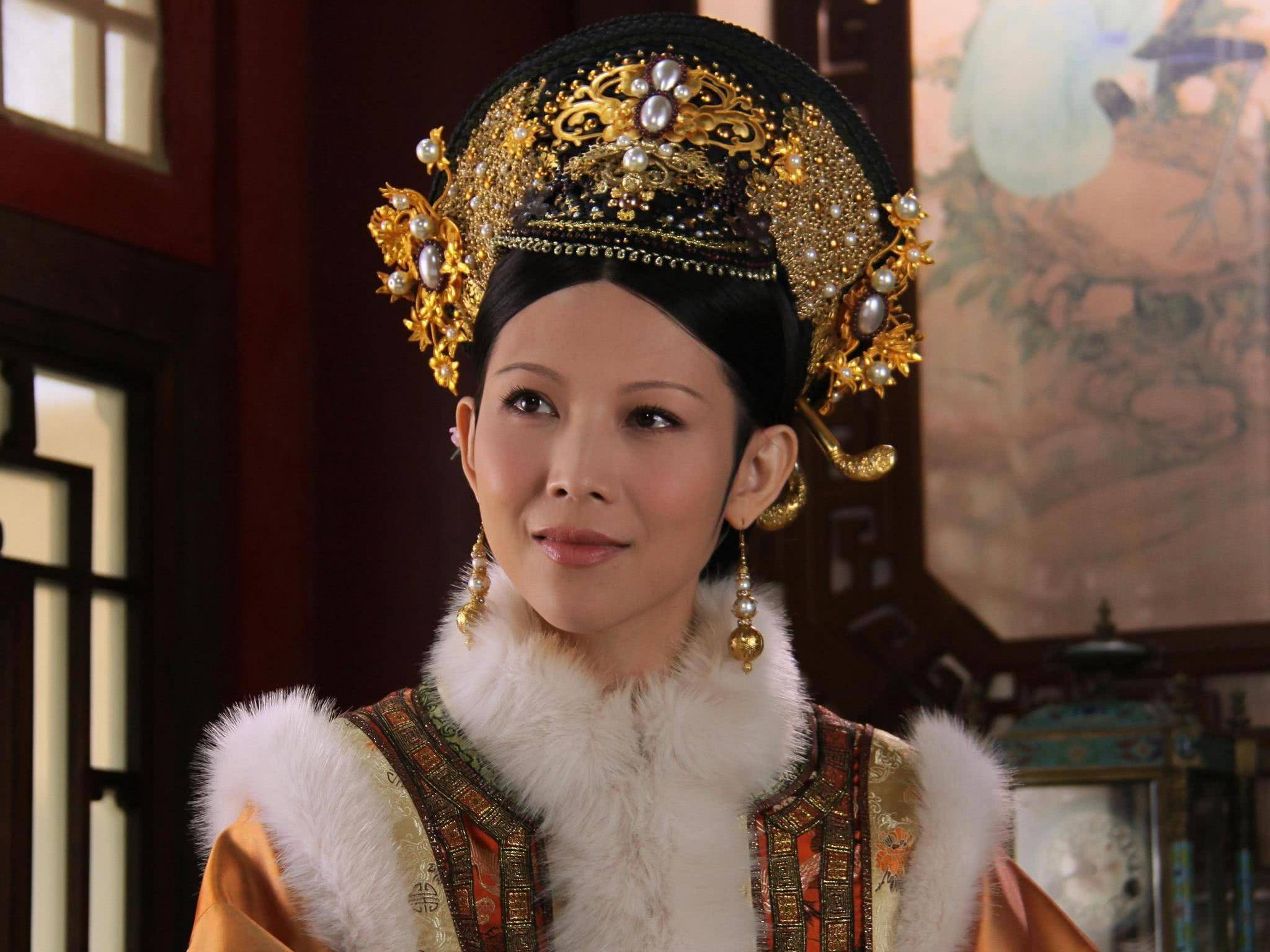 有种“造型”叫扮演皇后，迪丽热巴贵气，唐嫣霸气，陈乔恩优雅！