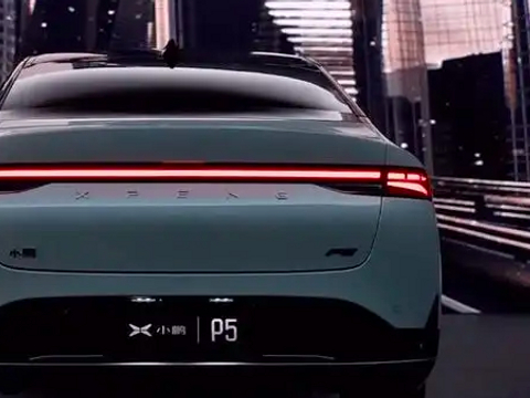 一边“锁电”一边涨价，这两家车企太不像话？