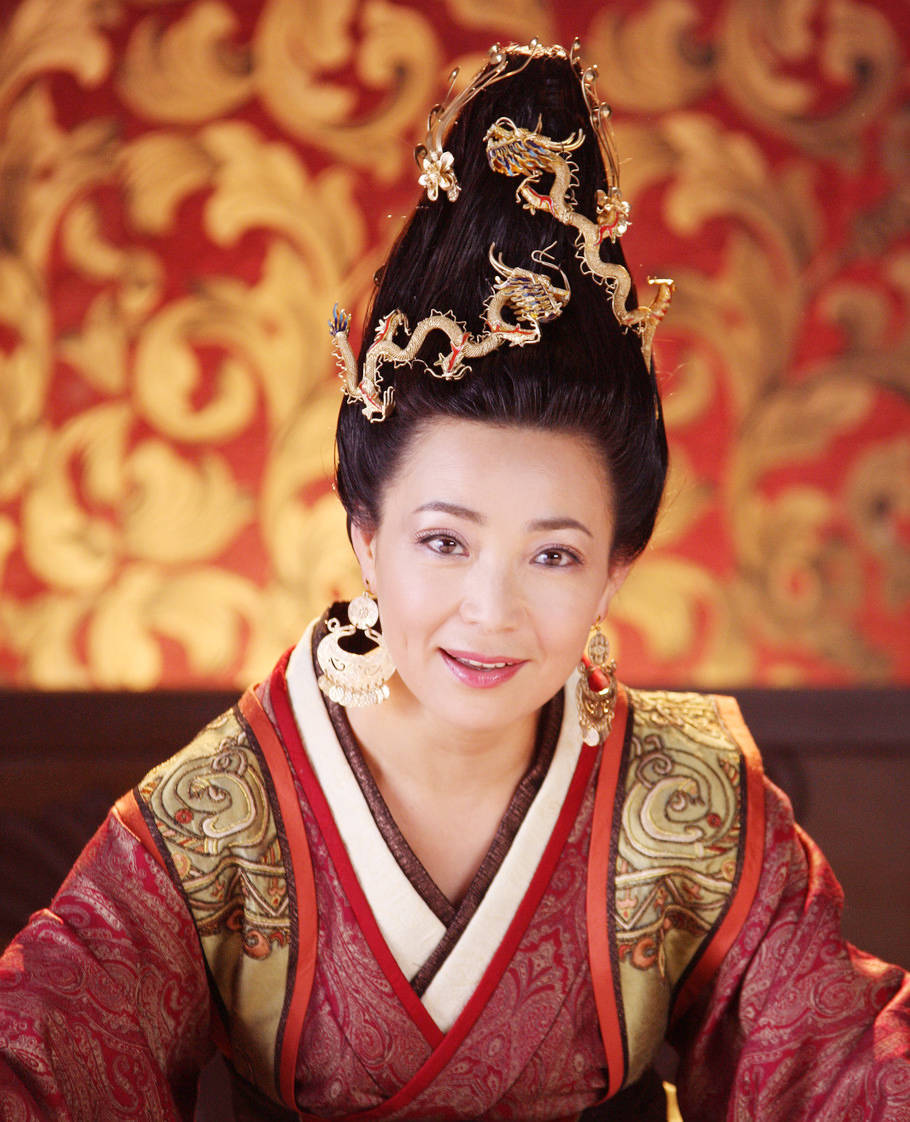 有种“造型”叫扮演皇后，迪丽热巴贵气，唐嫣霸气，陈乔恩优雅！